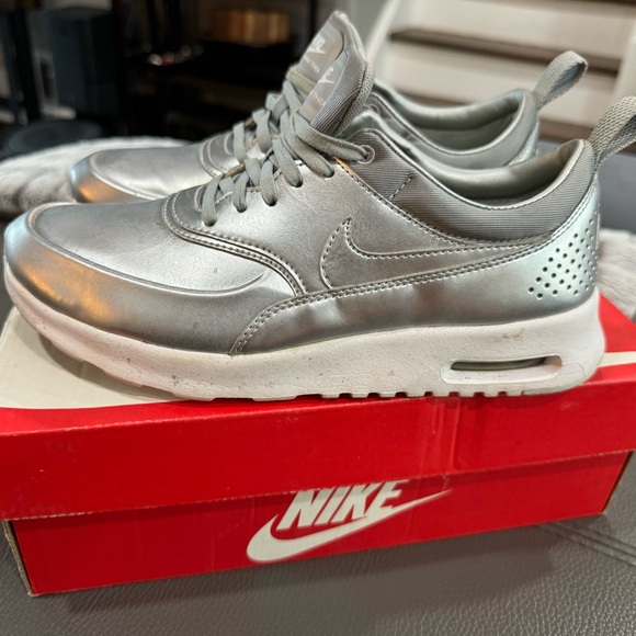 Vintage collection
W Nike Air Max Thea Metallic 6.5 Metallic Silver - Picture 4 of 9